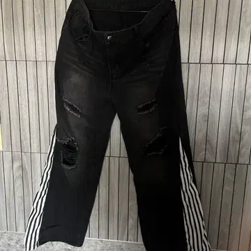 블랙 데미지 데님 팬츠 사이드 스트라이프