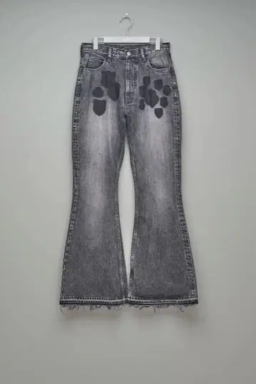 MASU BOYS EMBLEM BELL-BUTTOM JEANS BLACK