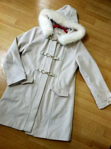axes femme 퍼 달린 더플 코트 크림색
