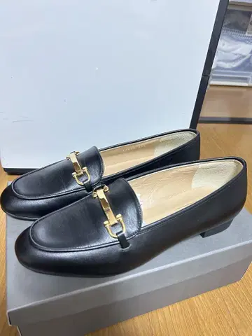 odette e odile 블랙 가죽 로퍼 골드 장식