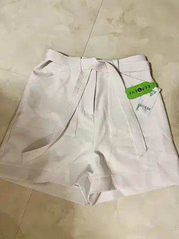 GUESS 화이트 숏팬츠 택 포함 새상품