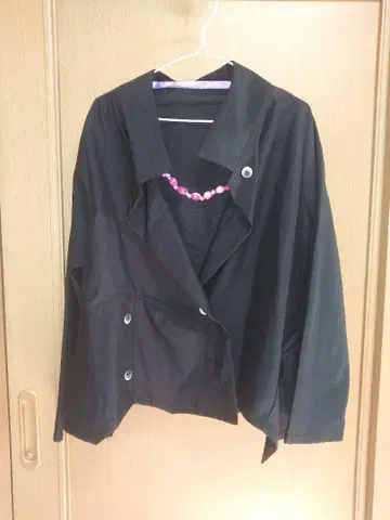 블랙 테일러드 자켓 밑단이 어시멘틀리로 엘레강트