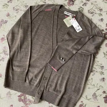 미사용 새상품 ANYA HINDMARCH 브라운 가디건 UNIQLO