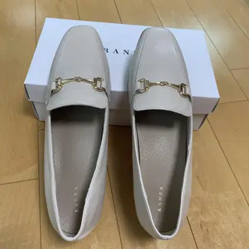 미사용 새상품 RANDA 아이보리 로퍼 LL
