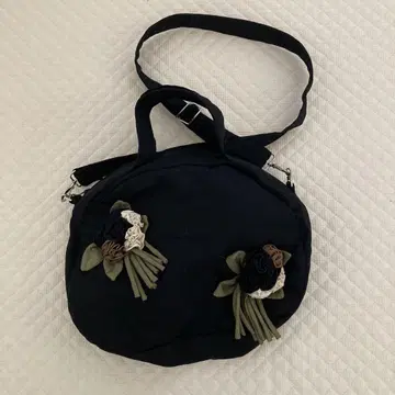 포테치노 꽃 장식 블랙 숄더백