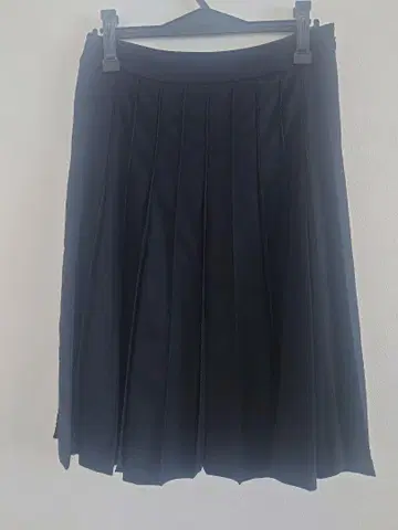 KT 블랙 무릎 기장 플리츠 스커트