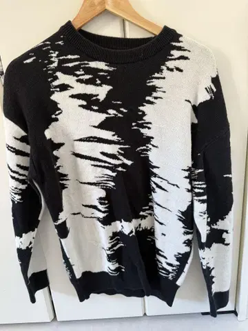 ZARA 블랙 화이트 니트 스웨터 S 사이즈