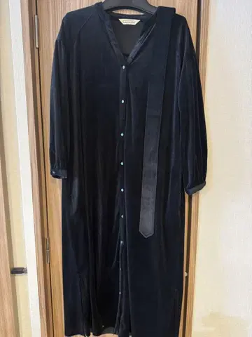 블랙 벨로아 긴팔 원피스