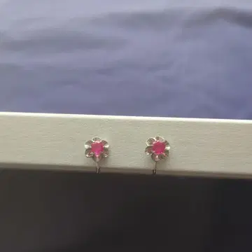 루비 꽃 모양 스터드 귀찌