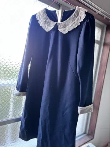 네이비 레이스 카라 부착 무릎 기장 원피스