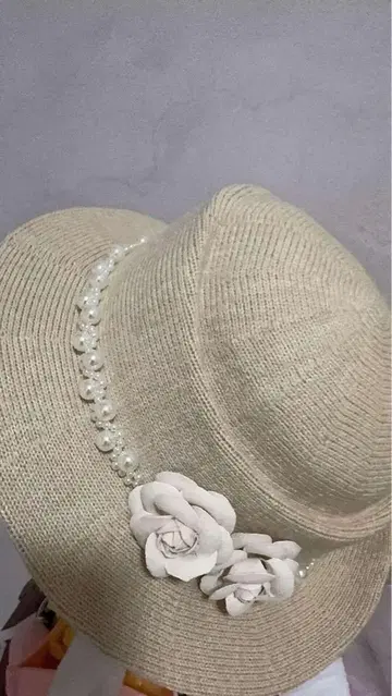 베이지 밀짚모자 꽃과 펄 장식
