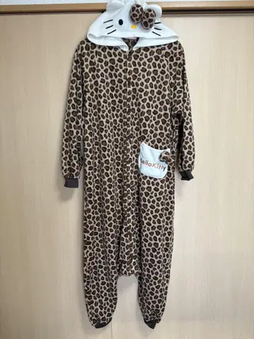 헬로키티 레오파드 무늬 룸웨어