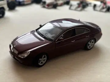 메르세데스 벤츠 CLS 1/18 와인 레드