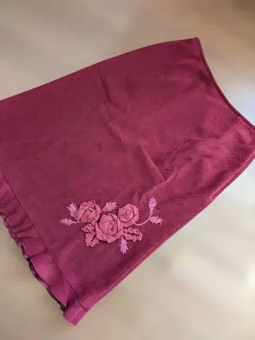 레스트로즈, 스웨이드풍, 프릴 밑단 꽃 자수 스커트