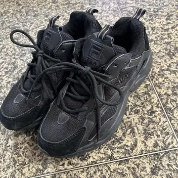 FILA 블랙 스니커즈 23.5