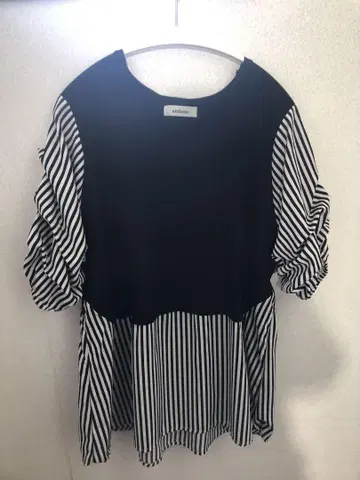 벌룬 슬리브 블랙 스트라이프 상의
