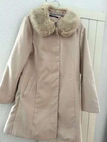퍼 달린 베이지 롱 코트