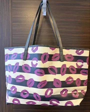 Marc by Marc Jacobs 립 패턴 토트백