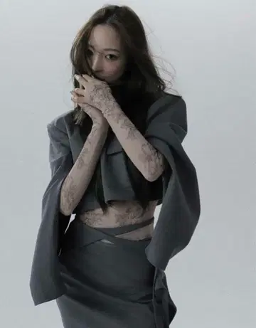 Melt the lady arm slit cropped jacket
