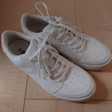 화이트 스니커즈 합성 피혁 유니클로시 25cm