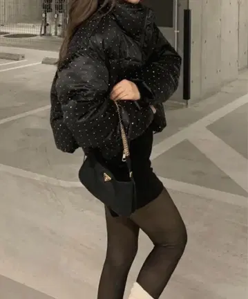 비쥬 장식 블랙 다운 자켓 짧은 기장 반짝이는 nugu