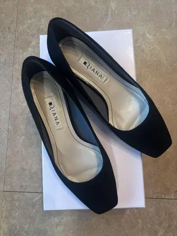 DIANA 블랙 스틸레토 펌프스