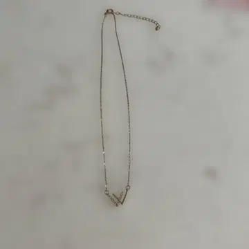 V자형 스톤 부착 목걸이
