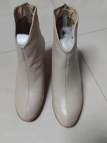 베이지 가죽 숏부츠