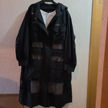 메쉬 패널이 달린 블랙 코트