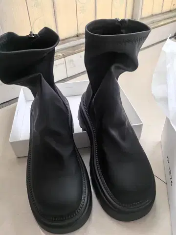 블랙 슬립온 부츠 통굽