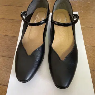 블랙 스트랩 펌프스