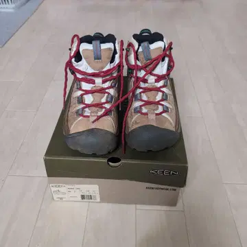 KEEN 등산화 방수성 브라운
