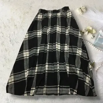 CHARM BERRY TIC 레어 스커트 블랙과 화이트 체크 무늬