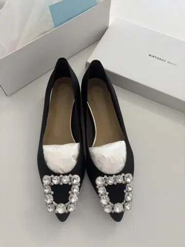 비쥬 모티브 장식 블랙 플랫슈즈 23.5cm