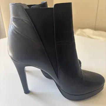 DIANA 블랙 가죽 부티 하이힐
