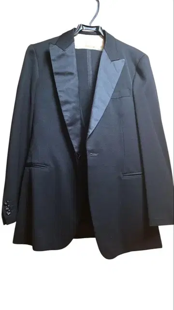 쓰리피스 턱시도 피크드 라펠