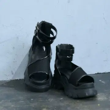 HARE 비대칭 샌들 M