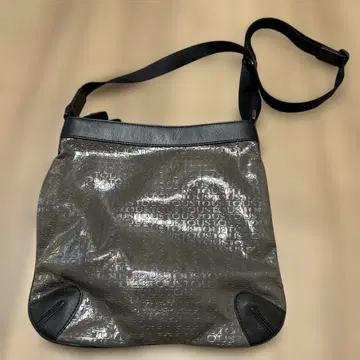 미사용. TOUS 에나멜 숄더백 로고