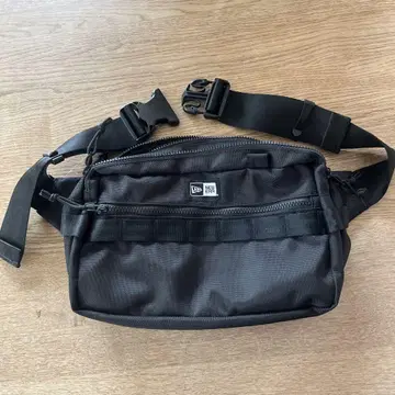 NEW ERA 바디백 블랙