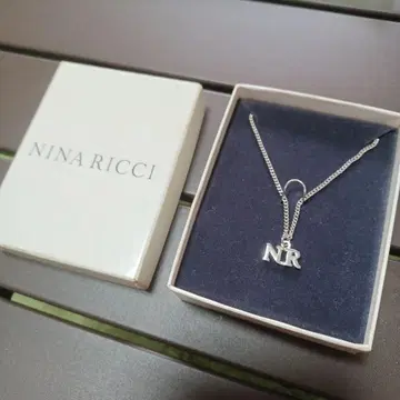 [ 박스 포함 ] NINA RICCI NR 로고 펜던트 목걸이 실버 컬러