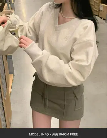 [BELLIDE MADE] 파스텔 V넥 크롭 맨투맨