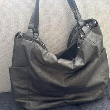 스터드 장식 블랙 숄더백
