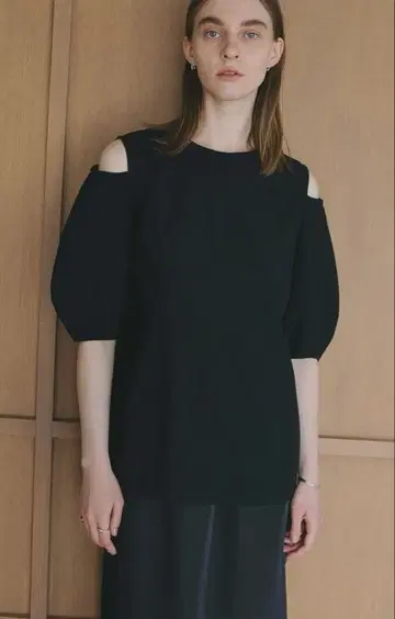 [택 포함 새상품] MANOF SLASH SHOULDER TOPS