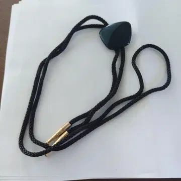 블랙 루프 타이, 스톤 펜던트 포함