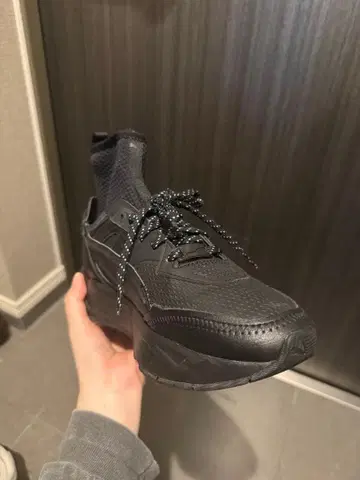 PUMA 블랙 하이컷 스니커즈