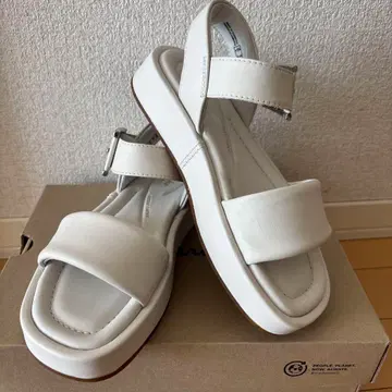 처분 예정입니다. 가격 인하 샌들 Clarks 화이트 22.5~23cm