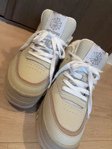 Reebok 베이지 스니커즈 클래식