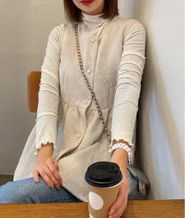 JUNOAH 베이지 버튼 부착 베스트