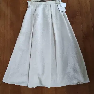 아이보리 플레어 스커트