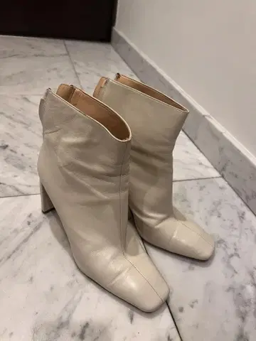 ZARA 화이트 가죽 지퍼 부츠